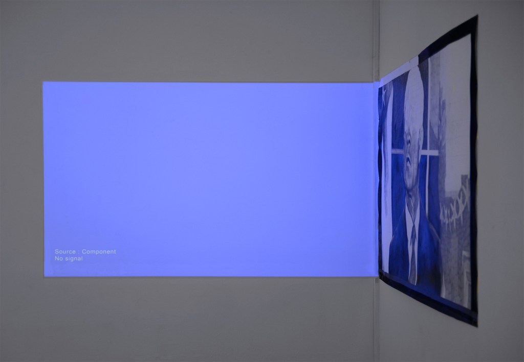 Mathieu Galton, Ground Zero, vue 2, installation composée d'un dessin au graphite sur papier et d'une vidéo-projection, 150 x 200 cm chacun, 2015